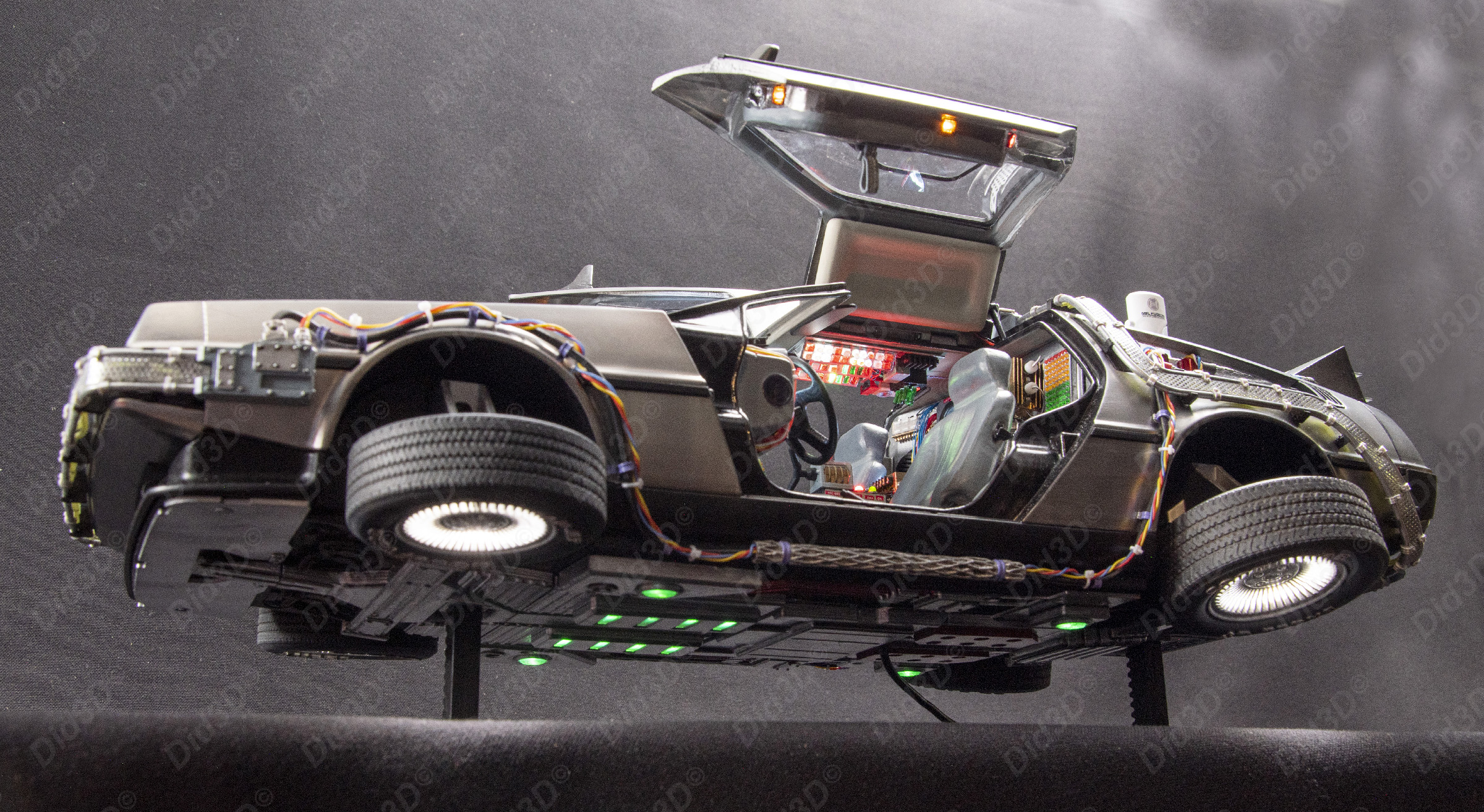 Flying DELOREAN BTTF2 (Animatronic) - 12